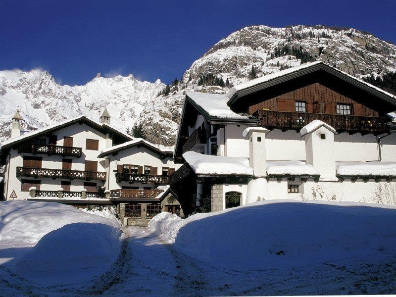 Hotel Del Viale Courmayeur Exterior photo